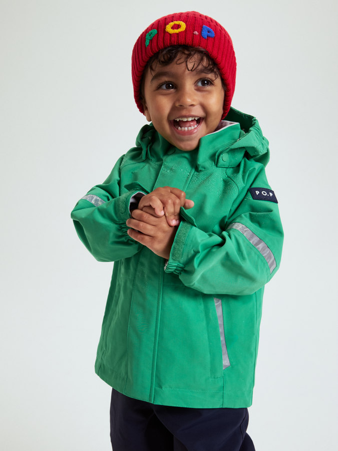 Ribbstickad mössa P-applikation Ribbstickad mössa P-applikation