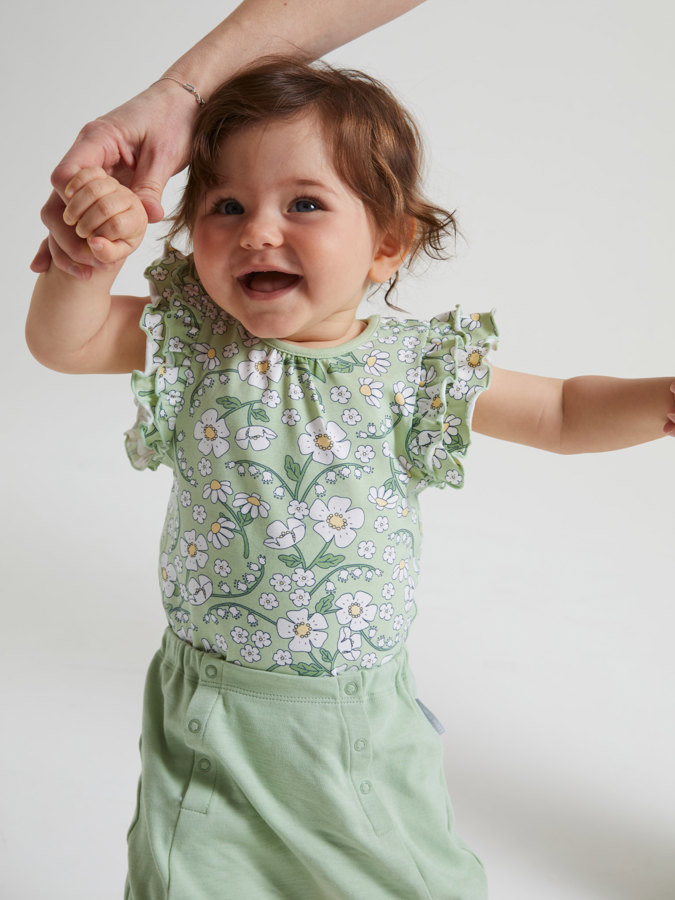 Kortärmad body med volang vitblommig Kortärmad body med volang vitblommig