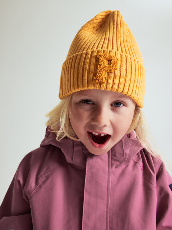 Ribbstickad mössa med P-applikation Ribbstickad mössa med P-applikation