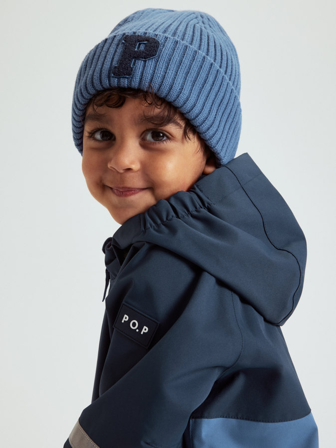 Ribbstickad mössa P-applikation Ribbstickad mössa P-applikation