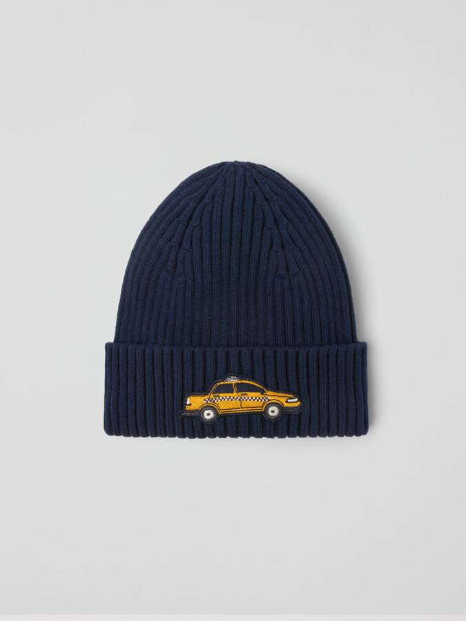 Ribbstickad mössa P-applikation Ribbstickad mössa P-applikation