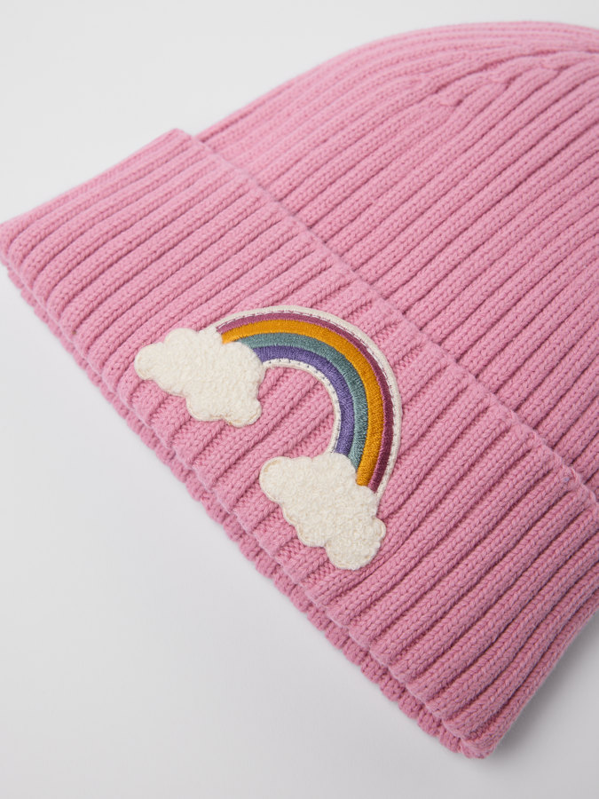 Ribbstickad mössa P-applikation Ribbstickad mössa P-applikation