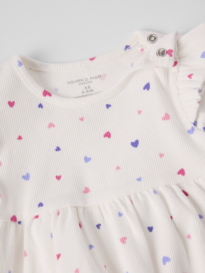 Ribbad klänning hjärtan