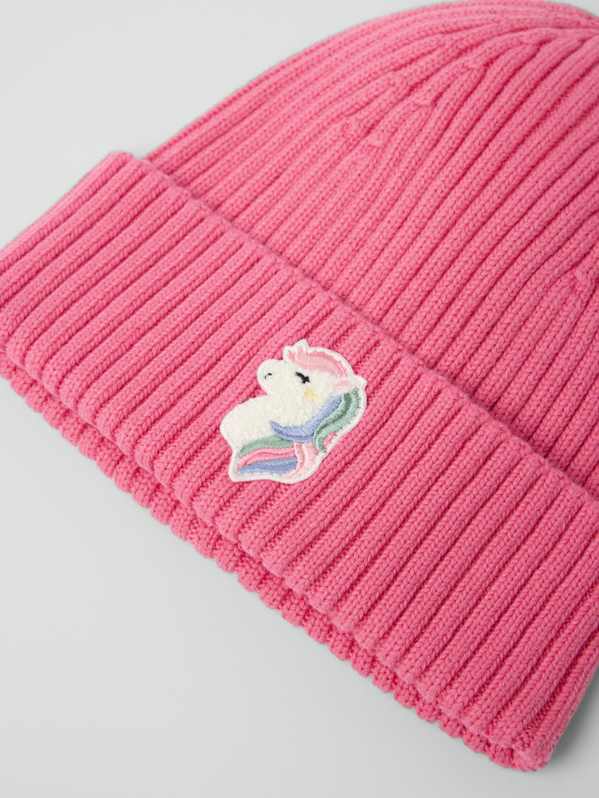 Ribbstickad mössa med applikation