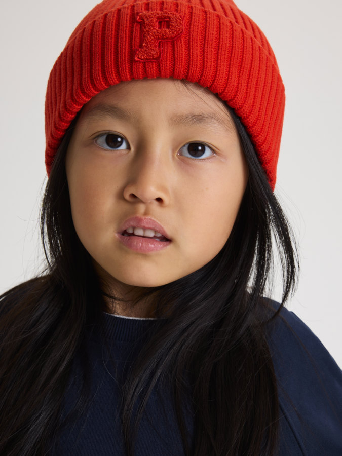 Ribbstickad mössa med applikation Ribbstickad mössa med applikation