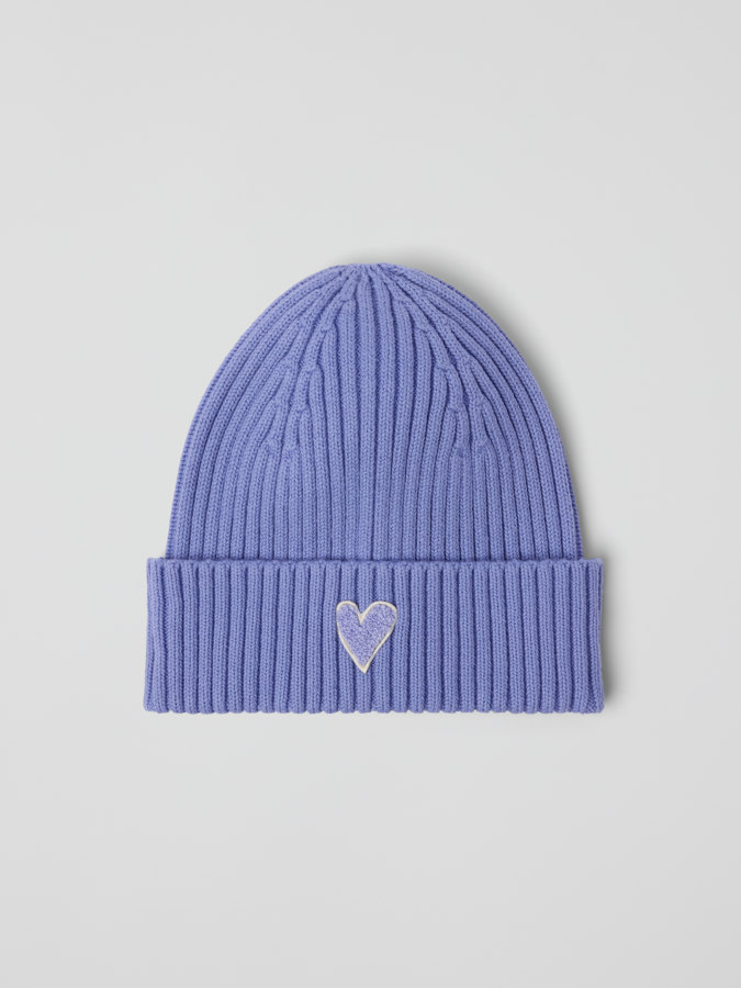 Ribbstickad mössa med applikation