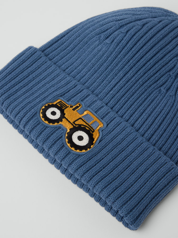 Ribbstickad mössa med applikation