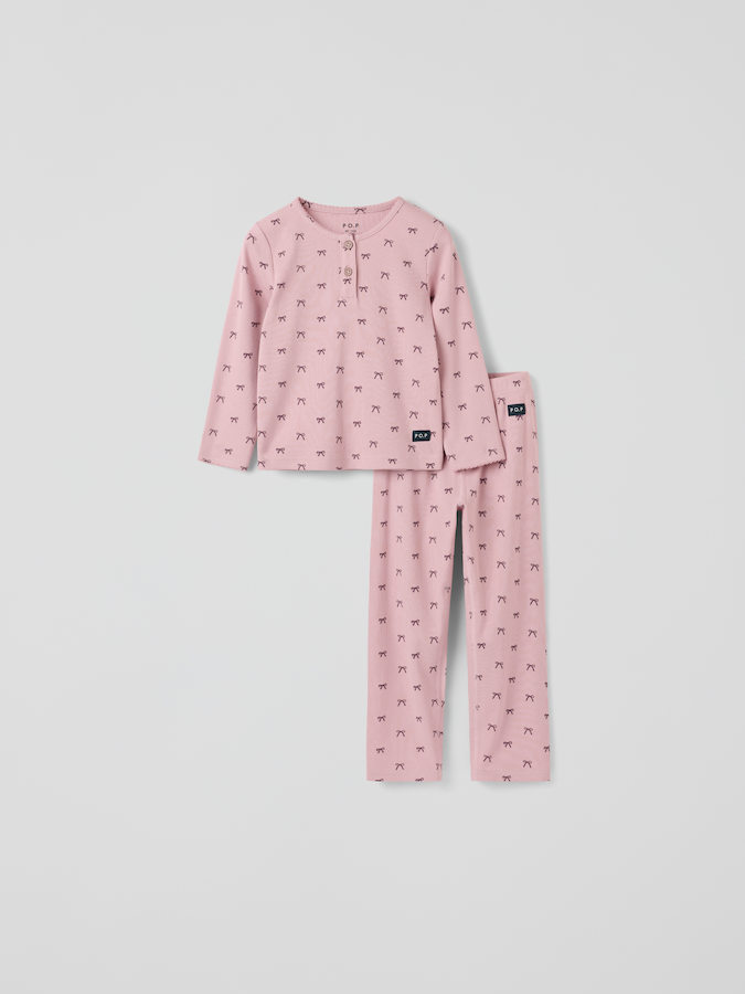 Ribbat pyjamasset rosetter