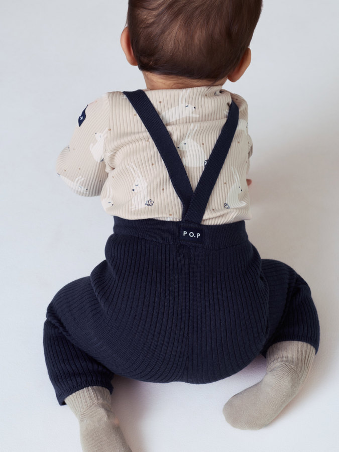 Stickad hängselbyxa